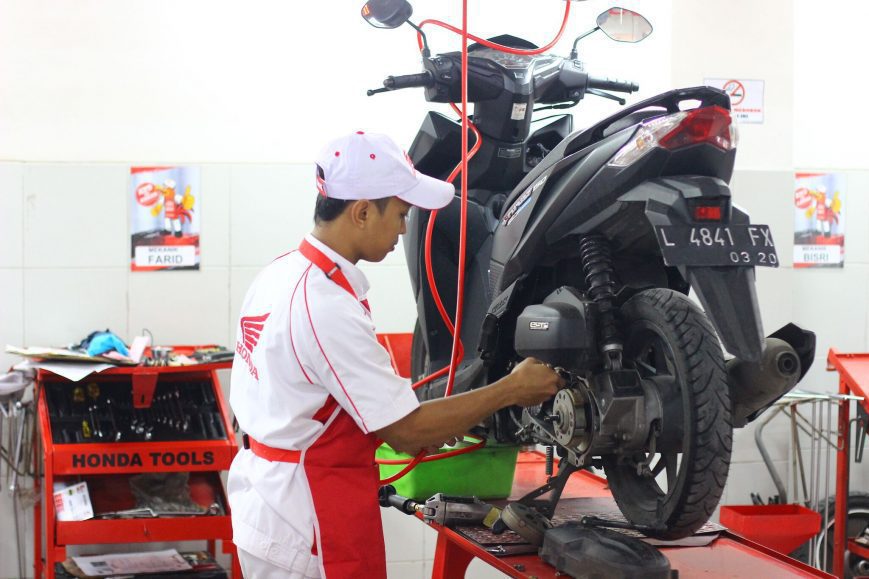 mengganti oli