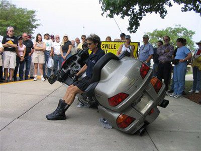 mendirikan motor yang jatuh